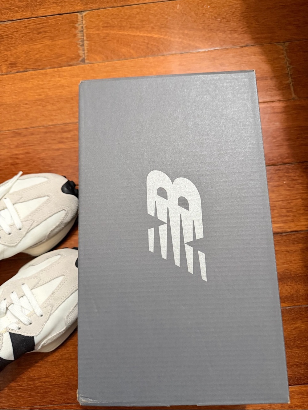 New Balance Cream, Black & cream size 6.5 (fits like 6 women’s ) - Picture 7 of 10